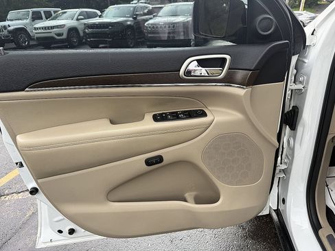 Used 2017 Jeep Grand Cherokee Limited AWD/4WD image 10