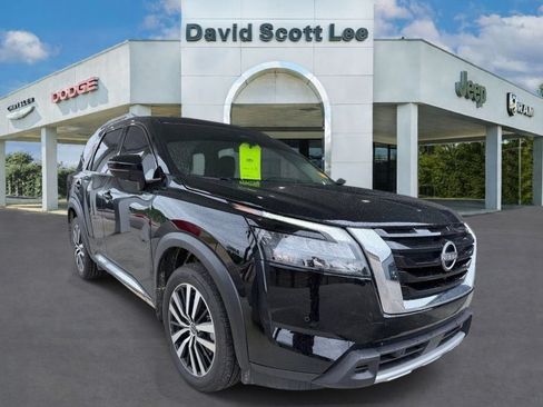 Used 2025 Nissan Pathfinder Platinum w/ Cargo Package FWD image 3