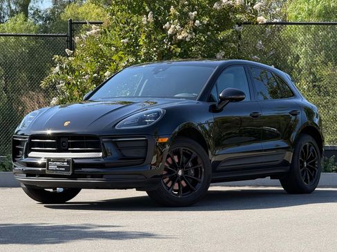 Certified 2024 Porsche Macan AWD/4WD image 1