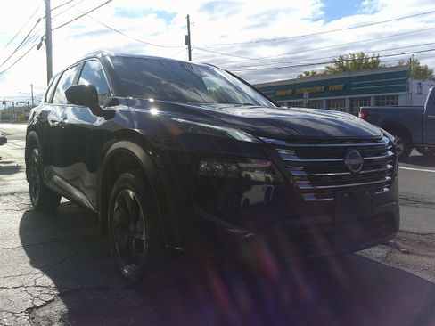 Used 2024 Nissan Rogue SV w/ SV Premium Package image 7