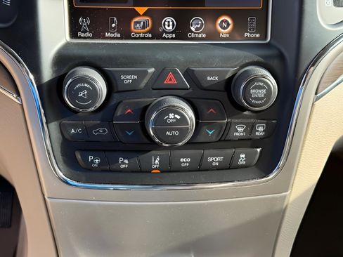 Used 2017 Jeep Grand Cherokee Overland w/ Jeep Active Safety Group image 26