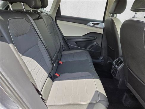 Used 2025 Volkswagen Taos SE FWD image 19