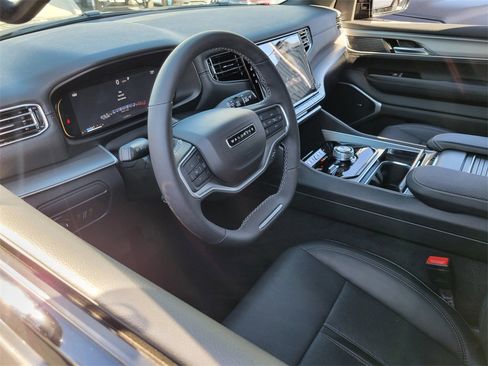 Used 2025 Jeep Wagoneer Series II image 3