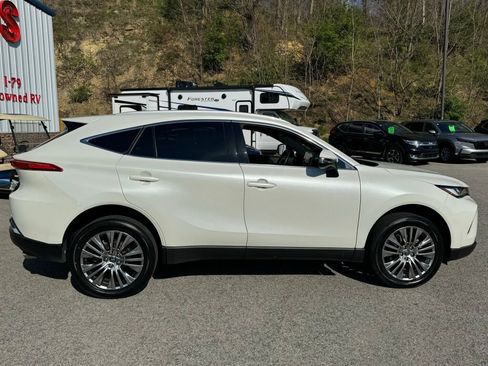 Used 2022 Toyota Venza XLE image 8