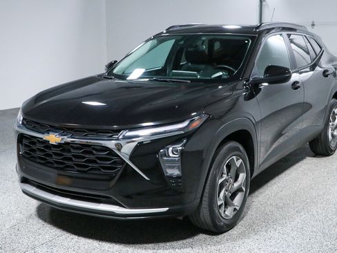 Used 2025 Chevrolet Trax LT w/ LT Convenience Package FWD image 30