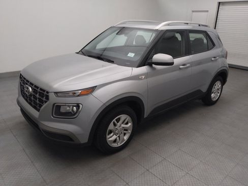 Used 2020 Hyundai Venue SEL FWD image 2
