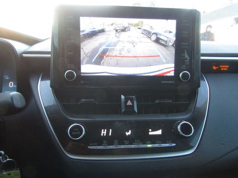 Used 2022 Toyota Corolla LE image 25