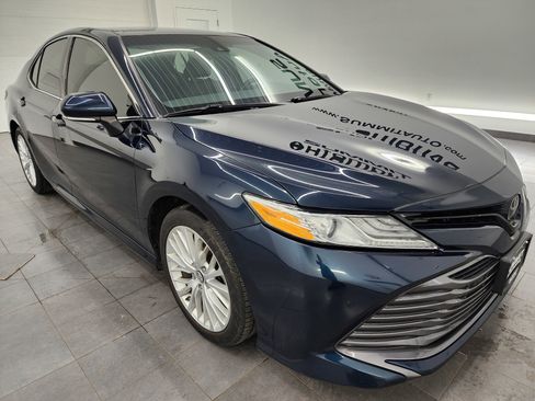 Used 2018 Toyota Camry XLE image 2