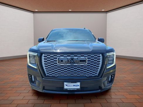 Used 2021 GMC Yukon Denali w/ Denali Premium Package AWD/4WD image 3