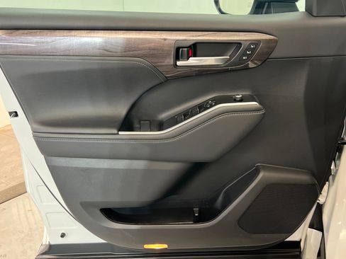 Used 2023 Toyota Highlander Platinum image 15