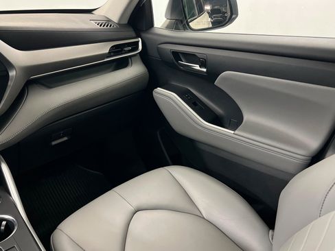 Used 2021 Toyota Highlander XLE AWD/4WD image 11