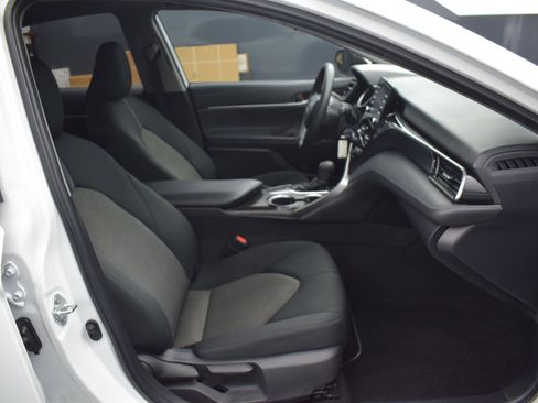 Used 2022 Toyota Camry LE image 10