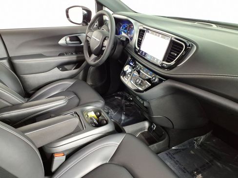 Used 2024 Chrysler Pacifica Limited FWD image 7