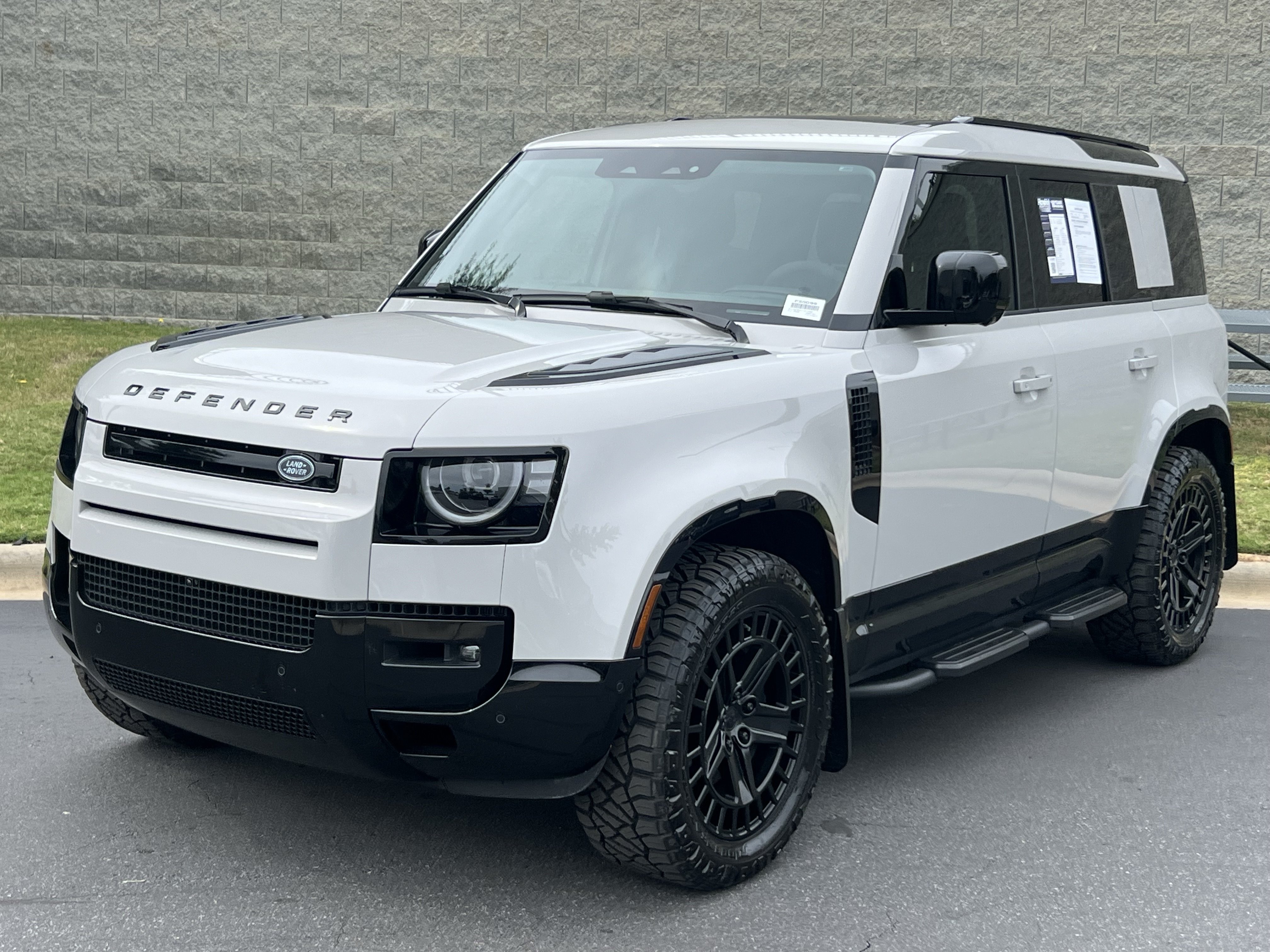 Used 2026 Land Rover Defender 110 X-Dynamic SE AWD/4WD image 2