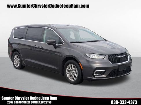 Used 2023 Chrysler Pacifica Touring-L FWD image 1