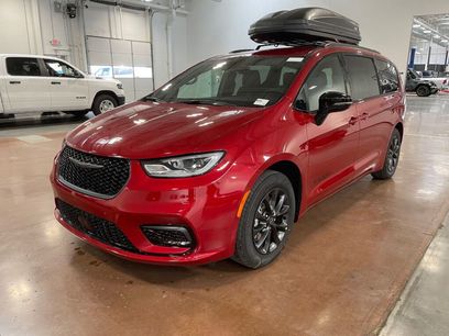New 2025 Chrysler Pacifica Select