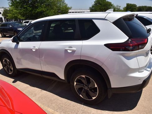Used 2024 Nissan Rogue SV FWD image 9