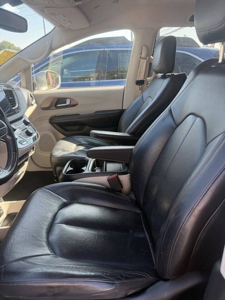 Used 2019 Chrysler Pacifica Touring-L FWD image 3