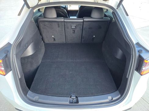 Used 2021 Tesla Model Y Long Range image 16