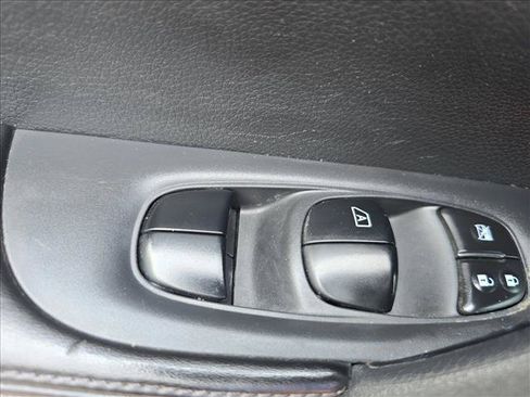 Used 2018 Nissan Rogue SV AWD/4WD image 28