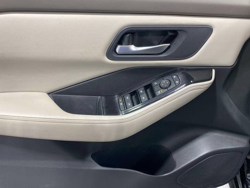 Used 2025 Nissan Rogue SV FWD image 19