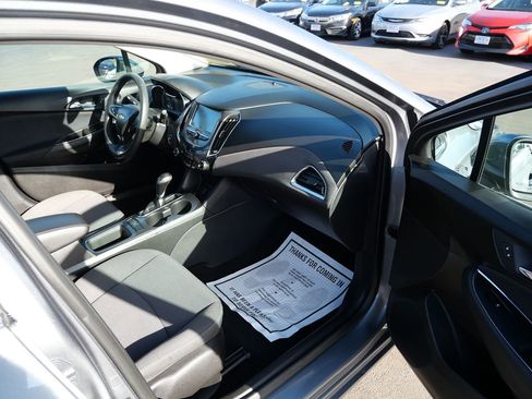 Used 2018 Chevrolet Cruze LT w/ Convenience Package FWD image 16