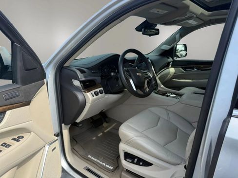 Used 2019 Cadillac Escalade ESV Luxury AWD/4WD image 14