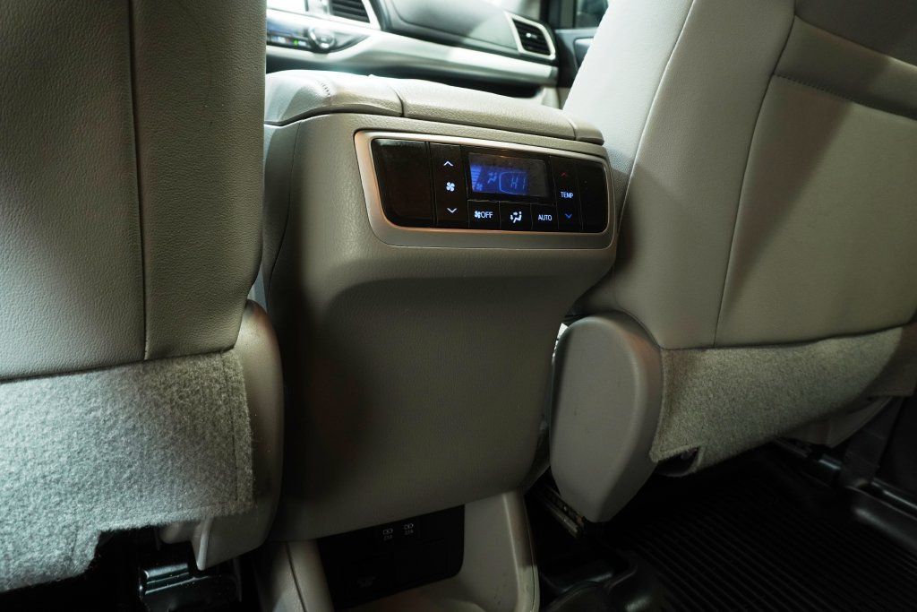 Used 2018 Toyota Highlander XLE AWD/4WD image 15