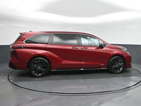 Used 2021 Toyota Sienna XSE FWD image 8