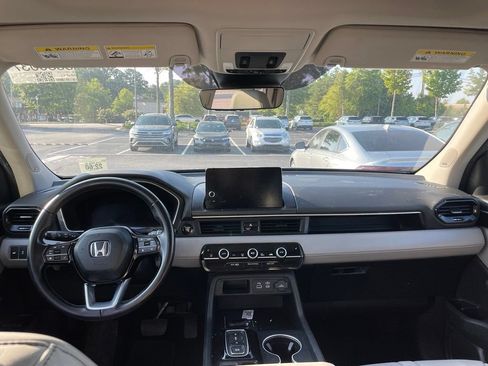Used 2025 Honda Pilot Touring image 5