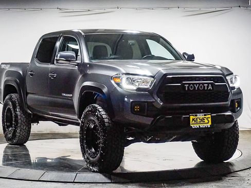 Used 2019 Toyota Tacoma TRD Off-Road w/ Technology Package AWD/4WD image 5