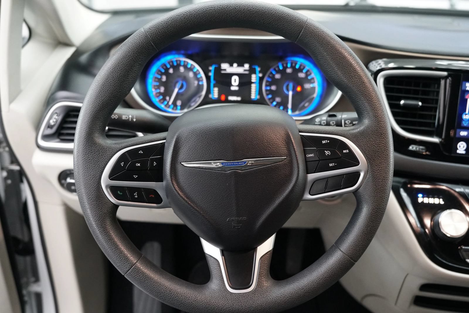 Used 2017 Chrysler Pacifica Touring Plus w/ Tire & Wheel Group FWD image 29