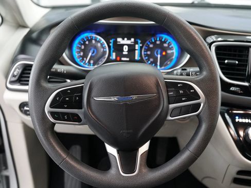 Used 2017 Chrysler Pacifica Touring Plus w/ Tire & Wheel Group FWD image 29