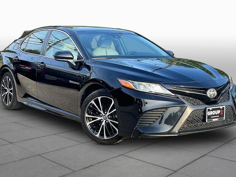 Used 2019 Toyota Camry SE FWD image 3