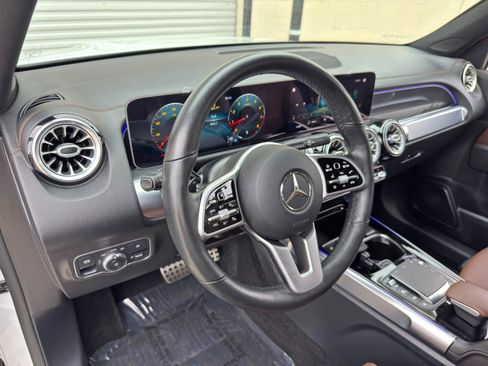 Used 2021 Mercedes-Benz GLB 250 w/ AMG Line image 12