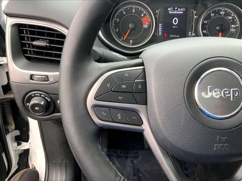 Used 2019 Jeep Cherokee Latitude Plus w/ Cold Weather Group AWD/4WD image 22