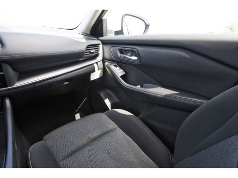 Used 2024 Nissan Rogue SV FWD image 13