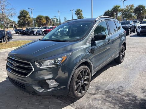 Used 2019 Ford Escape SE image 2