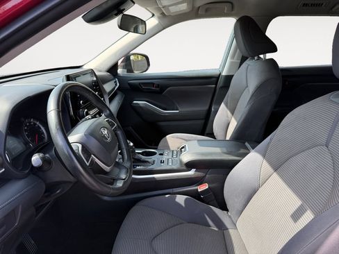 Used 2022 Toyota Highlander LE AWD/4WD image 9