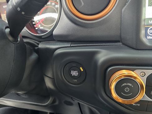 Used 2020 Jeep Gladiator Mojave AWD/4WD image 32