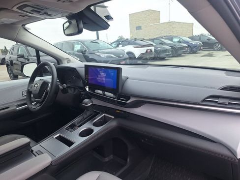 Used 2025 Toyota Sienna XLE w/ XLE Plus Package FWD image 19