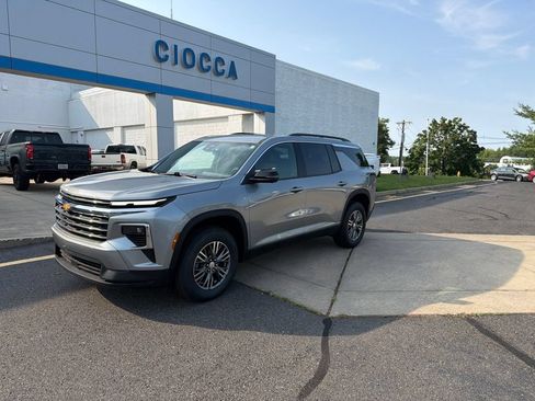 Certified 2024 Chevrolet Traverse LT FWD image 1