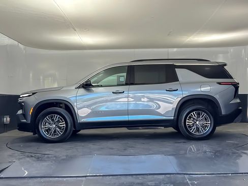 Used 2025 Chevrolet Traverse LT w/ Driver Confidence Package AWD/4WD image 6