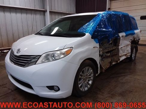 Used 2012 Toyota Sienna XLE w/ Entertainment Pkg image 1
