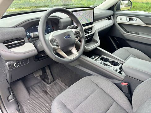 Used 2025 Ford Explorer Active AWD/4WD image 8