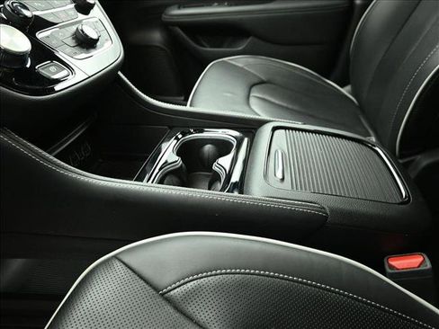 Used 2025 Chrysler Pacifica Limited FWD image 13