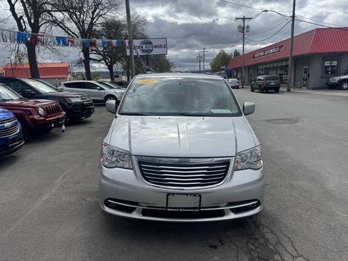 Used 2012 Chrysler Town & Country Touring FWD image 2