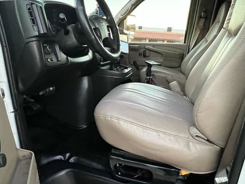 Used 2007 Chevrolet Express 3500 RWD image 17