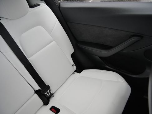 Used 2025 Tesla Model Y Long Range image 14