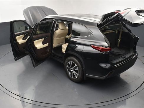 Used 2022 Toyota Highlander XLE image 29